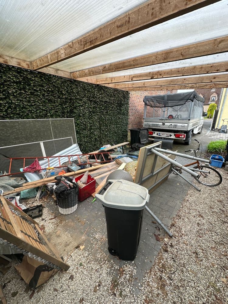 en overvolle garage vol met oude spullen en rommel voor de opruiming